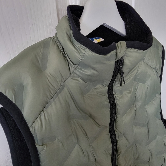 Old Navy Sherpa-lined Puffer Vest - Picture 9 of 9